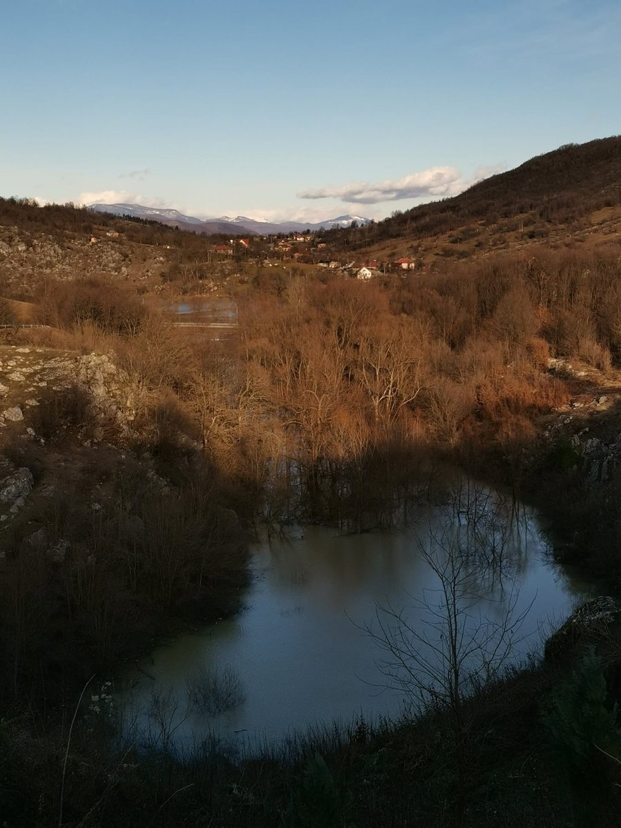 Lac între dealuri ruginii