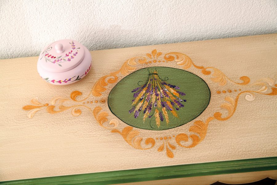 Medalion verde cu un buchet de lavandă pictat pe o consolă