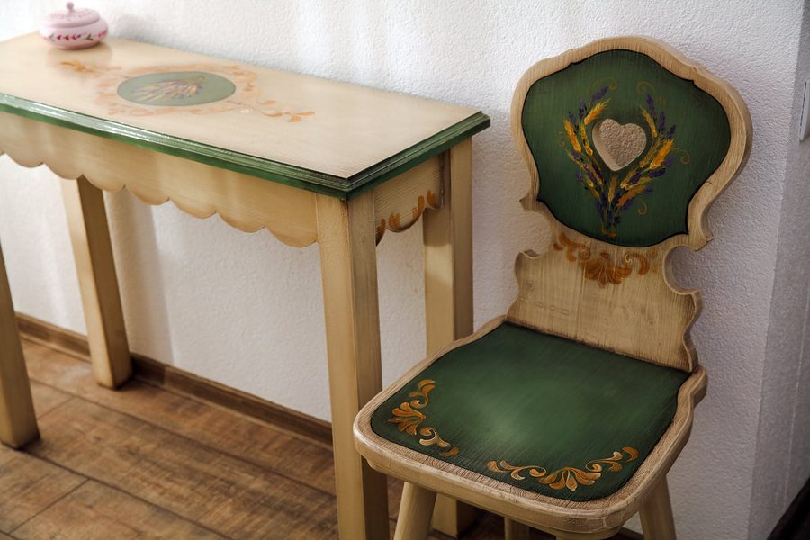 Consolă și scaun pictate în verde