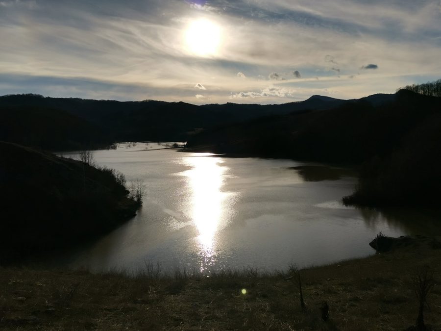 Lacul Zăton la apus, cu soarele reflectat în apă